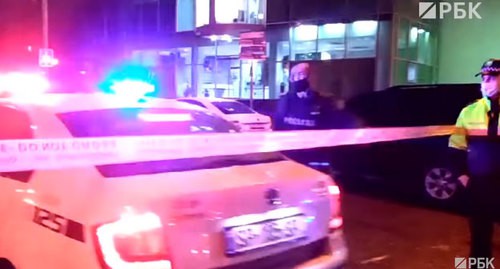 Сотрудники полиции на месте захвата заложников 20 ноября 2020 года в Тбилиси. Кадр видео РБК https://www.youtube.com/watch?v=RmLnjvWZkTw