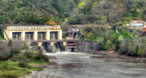 ГЭС не реке Риони. Автор: Roberto Strauss, https://commons.wikimedia.org/w/index.php?curid=34705045