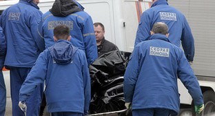 Медработники несут тело жертвы взрыва бомбы на станции метро "Лубянка" в Москве 29 марта 2010 года. Фото: REUTERS/Alexander Natruskin Медработники несут тело жертвы взрыва бомбы на станции метро "Лубянка" в Москве 29 марта 2010 года. Фото: REUTERS/Alexander Natruskin