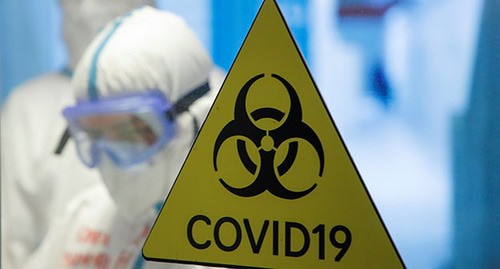 Предупреждающий знак COVID-19. Фото: REUTERS/Maxim Shemetov
