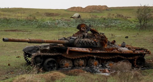 Разбитый танк на подступах к городу Физули. 18 ноября 2020 г. Фото Азиза Каримова для "Кавказского узла"