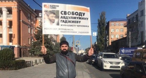 Активист Зияутдин Увайсов во время одиночного пикета в Махачкале, 16 ноября 2020 года. Фото Ильяса Капиева для "Кавказского узла".