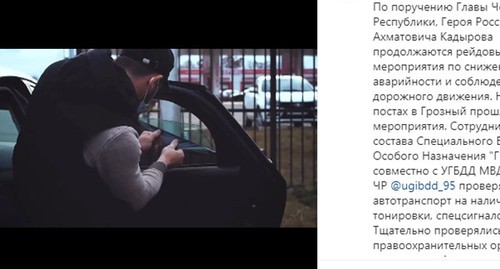 Водитель снимает тонировочную пленку со стекла автомобиля. Стоп-кадр видео https://www.instagram.com/p/CH20IbDKIux/