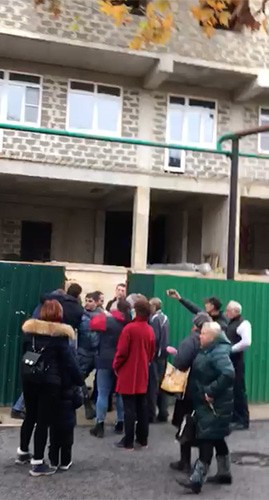 Дольщики на улице Волжская 59 пытаются пройти к своему дому, а приставы не пускают. Фото: Заурэ Валентина