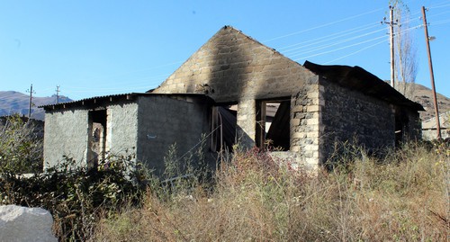 Сгоревший жилой дом в Карвачаре. 16 ноября 2020 г. Фото Армине Мартиросян для "Кавказского узла"