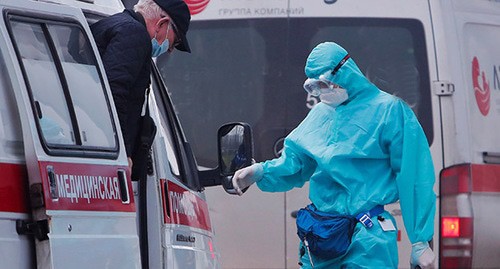 Мадицинский работник и пациент. Фото: REUTERS/Maxim Shemetov