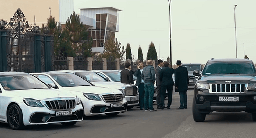 Автомобили свадебного кортежа в Ингушетии. Кадр видео "Шикарная ингушская свадьба 2020" / YouTube