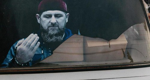 Тонировка с портретом Рамзана Кадырова на заднем стекле автомобиля. Фото: Светлана Прокудина официальный сайт партии "Яблоко" www.yabloko.ru/