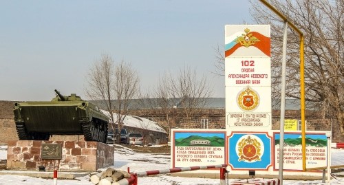 Мемориал у въезда на базу в Гюмри. Фото Тиграна Петросяна для "Кавказского узла"