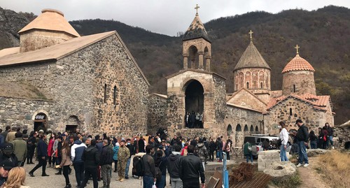 Прихожане Армянской Апостольской церкви приходят в храм, чтобы попрощаться. 13 ноября 2020 года. Фото Алвард Григорян для "Кавказского узла",