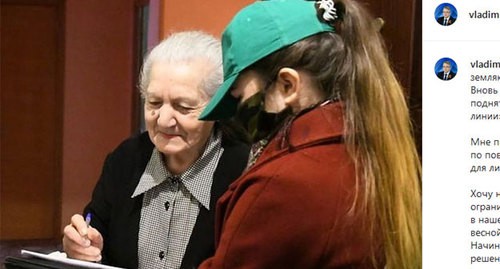Пожилая женщина и волонтер.  Скриншот публикации на странице губернатора Ставропольского края в Instagram https://www.instagram.com/p/CIDs5QIKa-q/