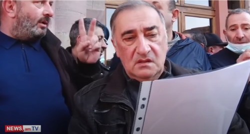 Родители солдат на акции в Ереване зачитывают требовнаия к властям. Стопкадр видео канала NEWS AM, www.youtube.com/watch?v=NBBcvWjIZi4&feature=emb_logo