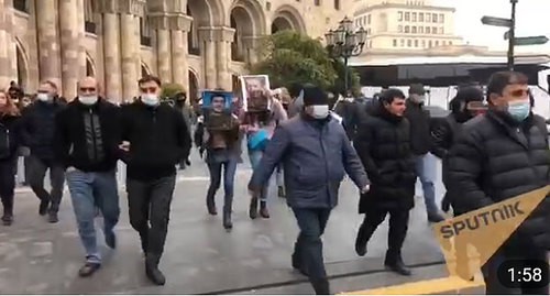 Участники шествия в Ереване 29 ноября 2020 года. Кадр видео "Sputnik Армения" https://t.me/s/SputnikArmenia/11373