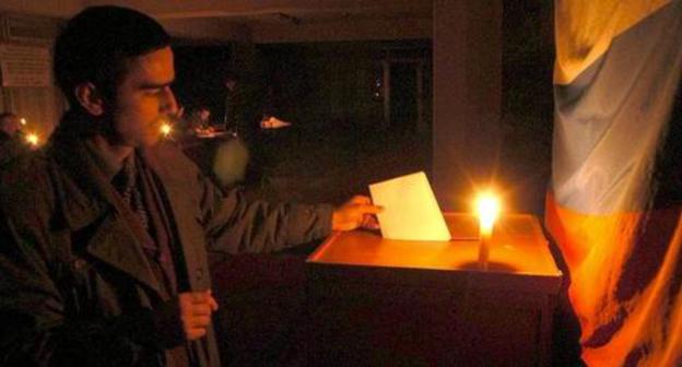 Голосование на выборах при свечах в Сухуми. Фото: REUTERS