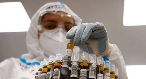 Медицинский работник с тестами на коронавирус. Ноябрь 2020 г. Фото: REUTERS/Maxim Shemetov