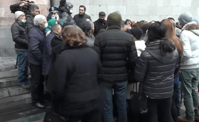 Собравшиеся на акции перед зданием правительства Армении родители солат-срочников. Стоп-кадр видео https://www.youtube.com/watch?v=9wnGzb80NvE