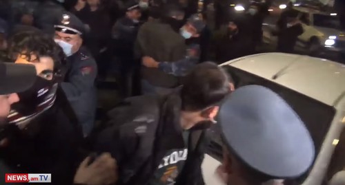 Задержание участников акции протеста в Ереване 1 декабря 2020 года. Стоп-кадр из видео на Youtube-канале NEWS AM. https://www.youtube.com/watch?v=SXA2bjFaLOk