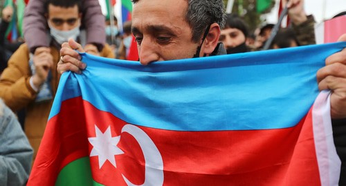 Люди принимают участие в уличных торжествах  в Баку, Азербайджан, 1 декабря 2020 года. REUTERS/Азиз Каримов
