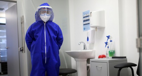 Медсестра, одетая в защитное снаряжение. Фото: REUTERS/Luisa Gonzalez