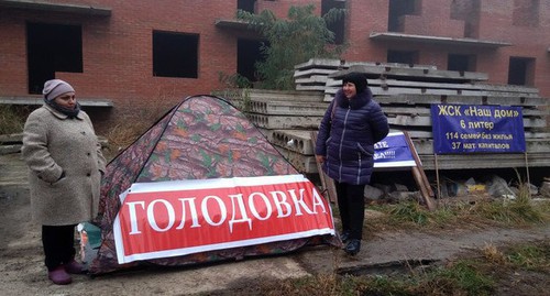 Пайщики ЖСК "Новый дом" поставили  палатку возле недостроенного дома и объявили голодовку. Фото Евгении Новиковой