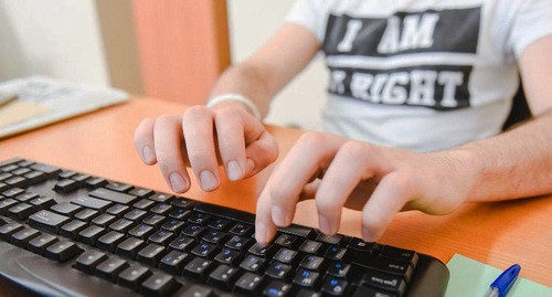 Руки подростка на клавиатуре. © Фото Елены Синеок, Юга.ру