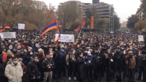 Митинг в Ереване 5 декабря 2020 декабря, стоп-кадр видео https://youtu.be/NuXVSlGxH6A