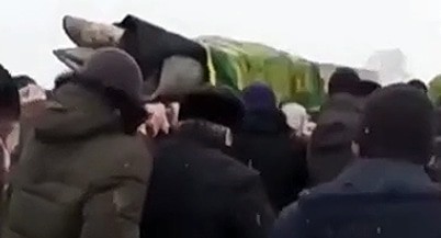 Похороны уроженца Чечни Абдулака Анзорова. Скриншот t.me/bazabazon