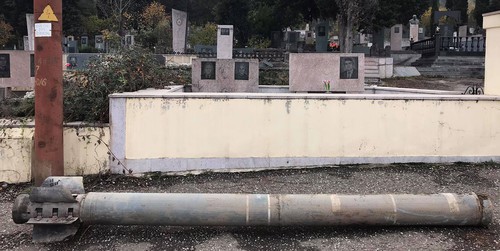 Неразорвавшийся снаряд на кладбище в Степанакерте, 6 ноября 2020 года, фото корреспондента "Кавказского узла" Алвард Григорян.