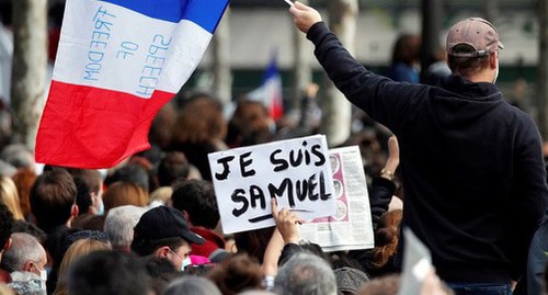 Люди на площади Республики в Париже, отдают дань памяти Сэмюэлю Пати, учителю французского языка, который был обезглавлен на улицах парижского пригорода Конфлан-Сент-Онорин. Франция, 18 октября 2020 года. Плакат гласит: "Я Самуил".  Фото: REUTERS/Charles Platiau