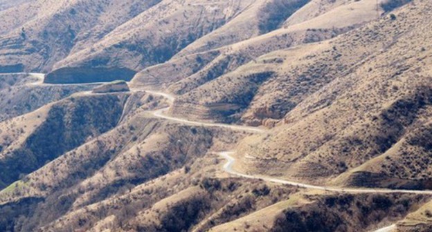 Дорога змейкой идет в Бердзор (Лачин). Фото: Альберт Восканян.