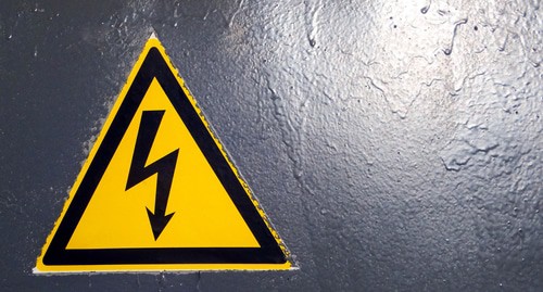 Знак «Опасность поражения электрическим током». Фото Нины Тумановой для "Кавказского узла"