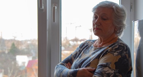 Пожилая женщина у окна. Фото Нины Тумановой для "Кавказского узла"