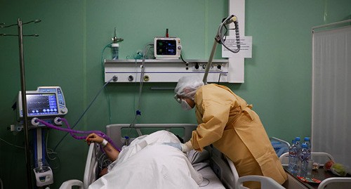 Больной коронавирусом в больничной палате. Ноябрь 2020 г. Фото: REUTERS/Maxim Shemetov