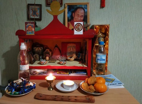 Алтарь в калмыцкой семье в день празднования Зул. Элиста, 10 декабря 2020 г. Фото Бадмы Бюрчиева для "Кавказского узла"