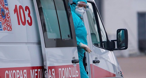 Медицинский работник и машина скорой помощи. Фото: REUTERS/Maxim Shemetov