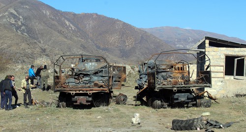 Сгоревшие военные грузовики в Карвачарском районе Нагорного Карабаха, ноябрь 2020 года. Фото Армине Мартиросян для "Кавказского узла"