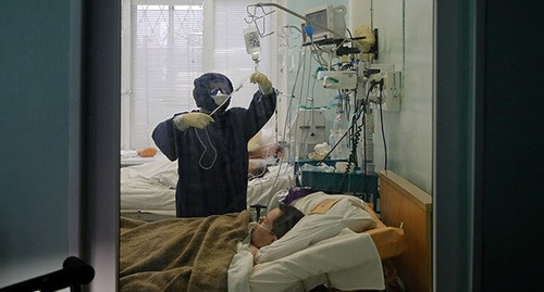 Медицинский работник возле пациента. Ноябрь 2020 года. Фото: REUTERS/Anton Vaganov