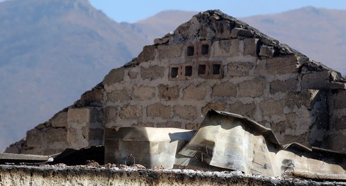 Разрушенная крыша дома. Нагорный Карабах, 16 ноября 2020 г. Фото Армине Мартиросян для "Кавказского узла"
