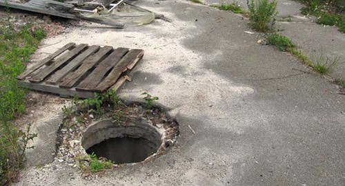 Открытый канализационный люк. Фото: maxiwell83 https://www.flickr.com/