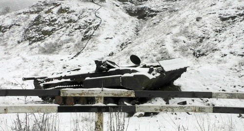 Подбитый танк у дороги. Нагорный Карабах, 6 декабря 2020 года. Фото Давида Симоняна для "Кавказского узла"