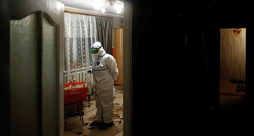 Медицинский работник в доме пациента, болеющего коронавирусом. Декабрь 2020 года. Фото: REUTERS/Anton Vaganov