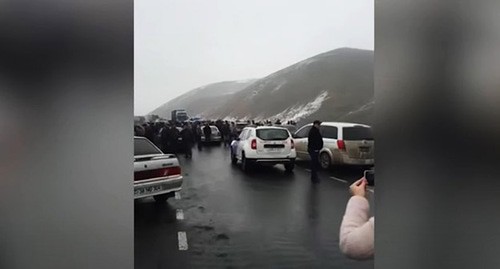 Акция протеста в Ширакской области Армении 16 декабря 2020 года. Стоп-кадр видео NEWS AM
  https://youtu.be/L_Xo8vsj3xQ
