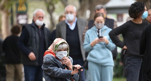 Жители Грузии в защитных масках. Фото: REUTERS/Irakli Gedenidze
