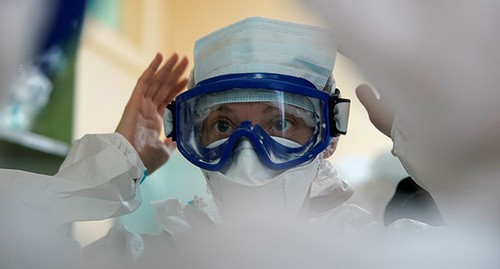 Медицинский работник в защитном костюме. Фото: REUTERS/Tatyana Makeyeva