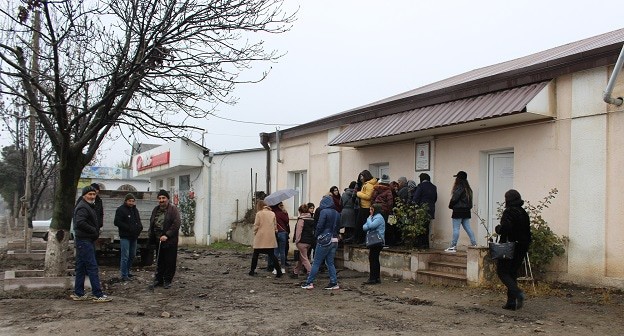 Очередь перед почтовым отделением в городе Аскеране, Нагорный Карабах, 14 декабря 2020 года. Фото Алвард Григорян для "Кавказского узла".