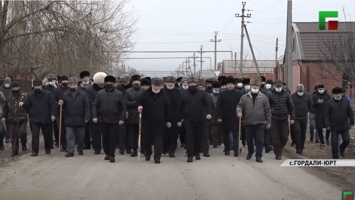 Обряд примирения кровников в Чечне. 19 декабря 2020 года. Стоп-кадр видео https://youtu.be/zZaJhDEhTrM