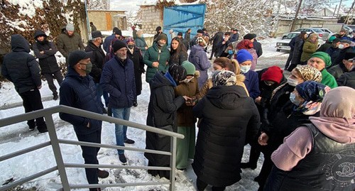 Посетители перед входом в суд. Нальчик, 18 декабря 2020 г. Фото Людмилы Маратовой для "Кавказского узла"