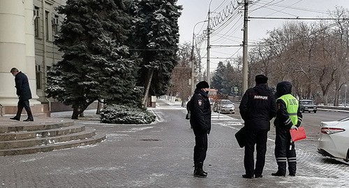 За пикетом наблюдали трое полицейских. Волгоград, 21 декабря 2020 г. Фото Татьяны Филимоновой для "Кавказского узла"