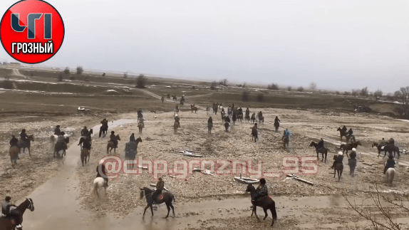 Скриншот видео конного похода к могиле Абдулака Анзорова, https://www.instagram.com/p/CJAHGJpnRra/