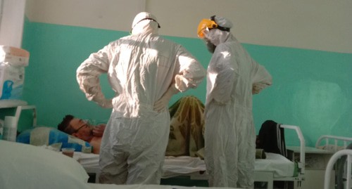 Работа медперсонала с ковид-пациентом в палате госпиталя №16. Фото Вячеслава Ященко для "Кавказского узла" Работа медперсонала с ковид-пациентом в палате госпиталя №16. Фото Вячеслава Ященко для "Кавказского узла"